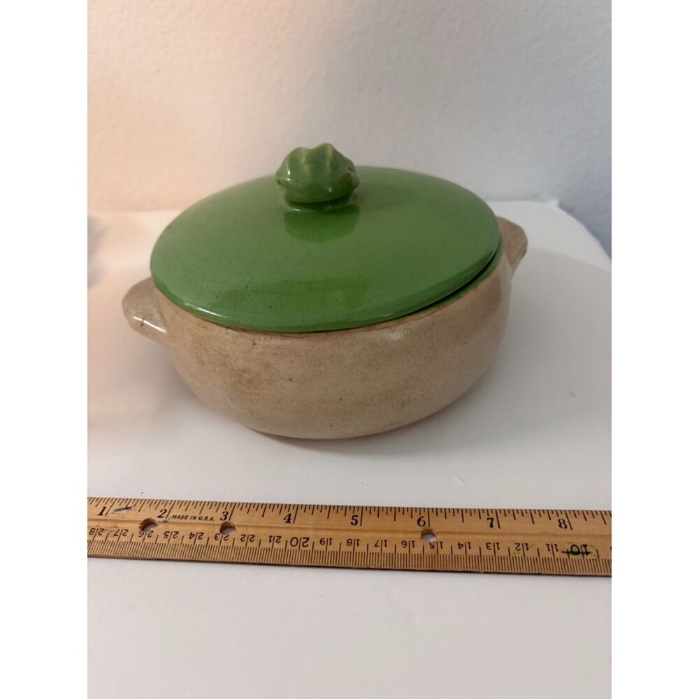 Vtg McCoy Pottery stoneware casserole dish with green frog lid